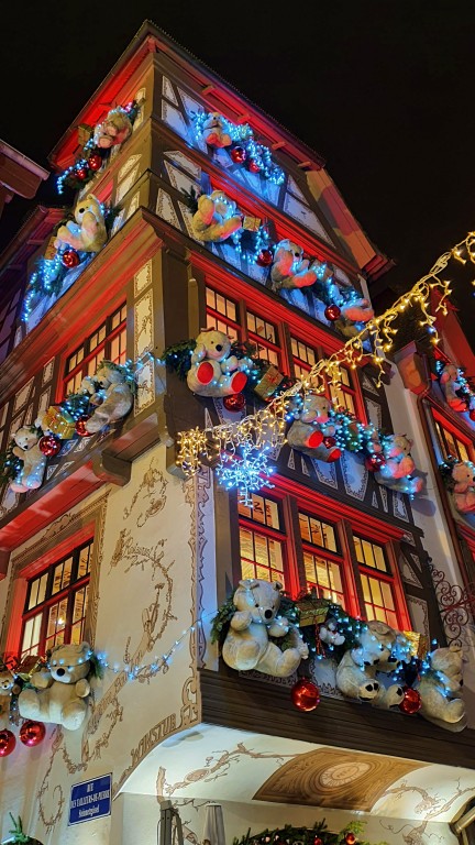 Fachada do restaurante Le Tire-Bouchon decorada para o Natal