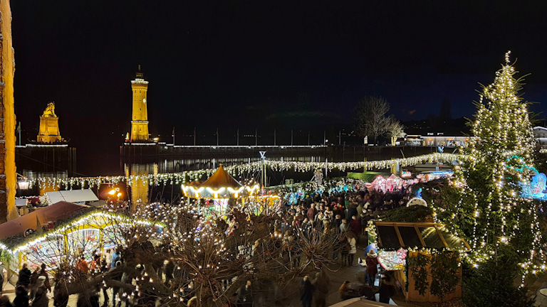 Mercado de Natal de Lindau visto do alto da janela do hotel