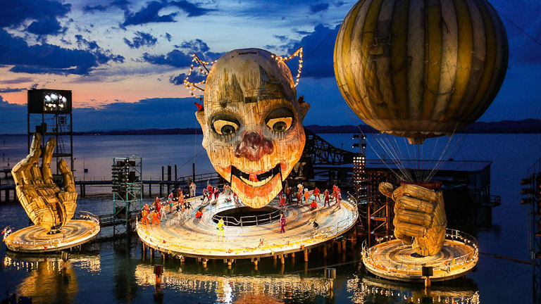 Bregenzer Festspiele: palco montado sobre o lago para a ópera Rigoletto de Giuseppe Verdi